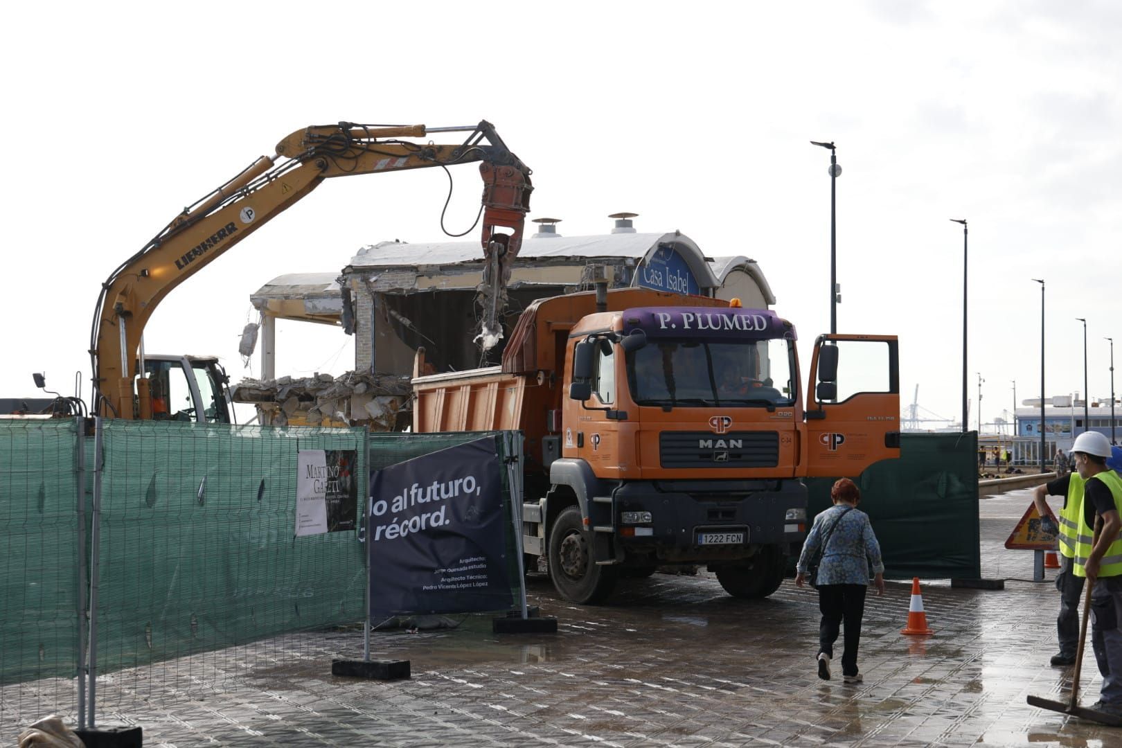Fotos del derribo de Casa Isabel, restaurante en la playa de la Malvarrosa