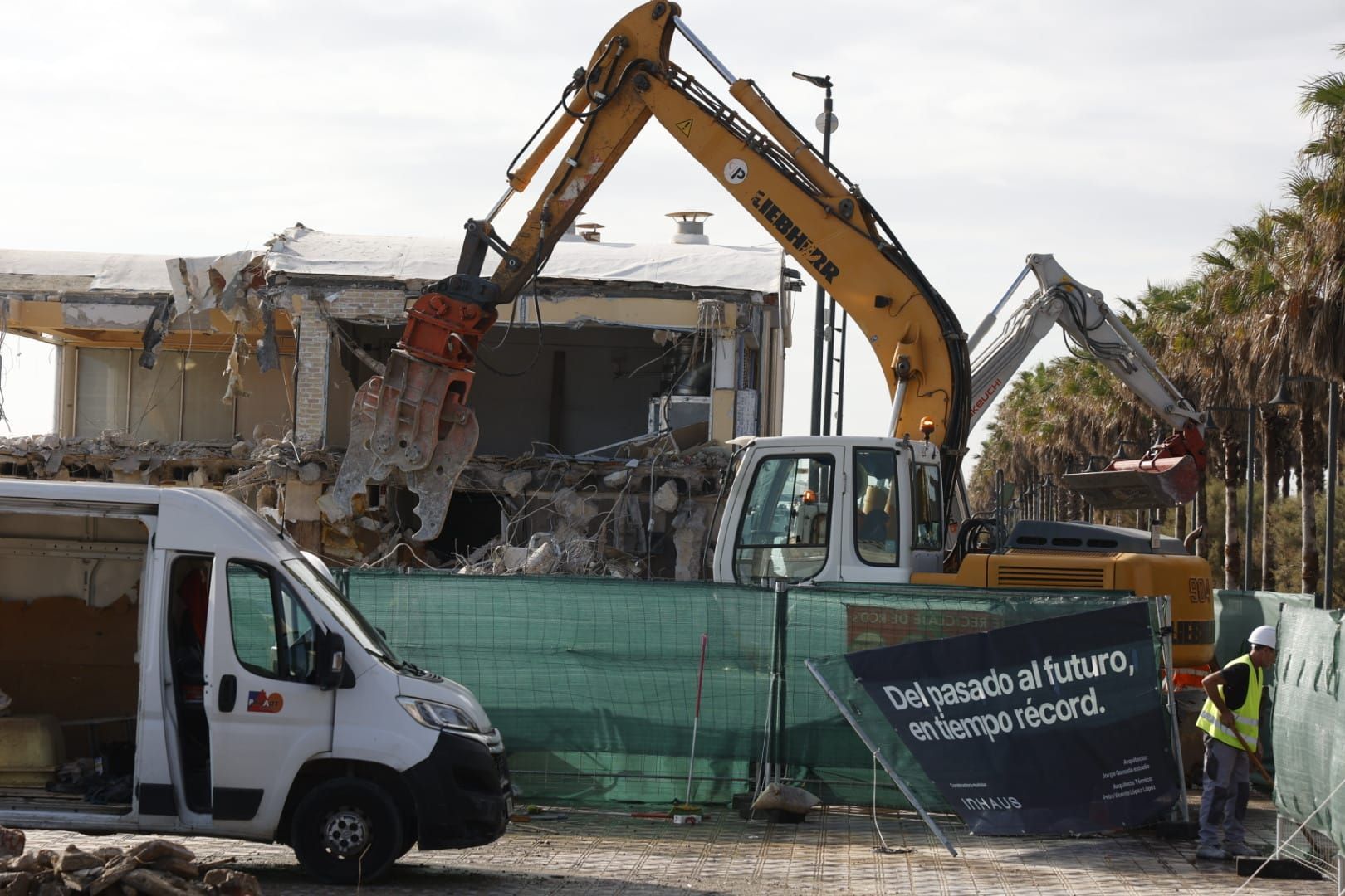 Fotos del derribo de Casa Isabel, restaurante en la playa de la Malvarrosa