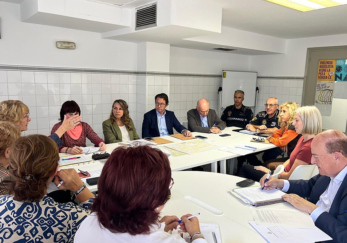 Reunión de los concejales Juan Giner, Jesús carbonell, Julia Climent y Marta Torrado, con la entidad vecinal de la Malvarrosa.