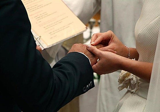 Una pareja contrae matrimonio en una imagen de archivo.