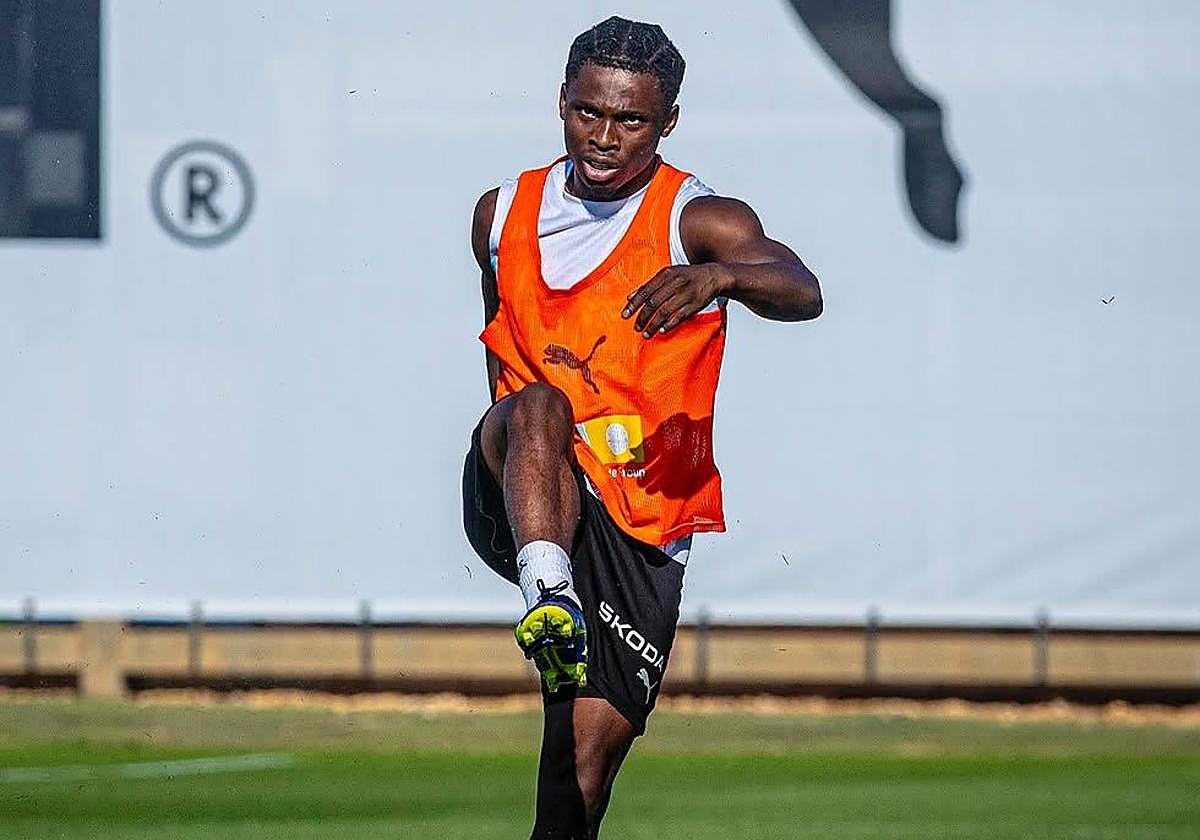 Largie Ramazani, en un entrenamiento con el Valencia.