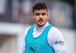 Filip Ugrinic, en el entrenamiento del Valencia de este lunes, en la Ciudad Deportiva de Paterna.
