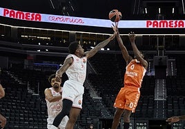 Badio lanza ante la defensa del Hapoel.