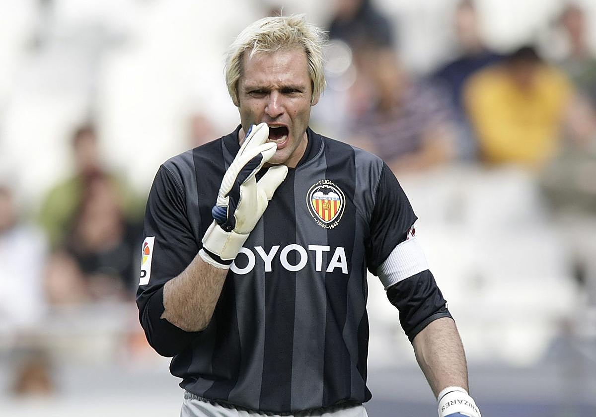 Santiago Cañizares, durante su último partido como jugador del Valencia.