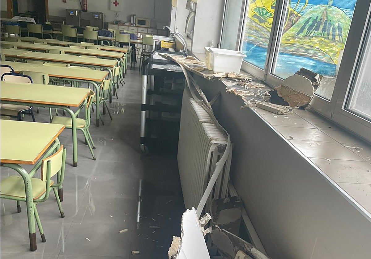 Desprendimientos en un aula de un colegio de El Saler.