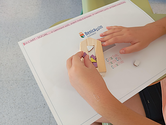 Benicàssim acoge a la ballena gigante Romalda con actividades sobre la ciudad como defensora intergeneracional