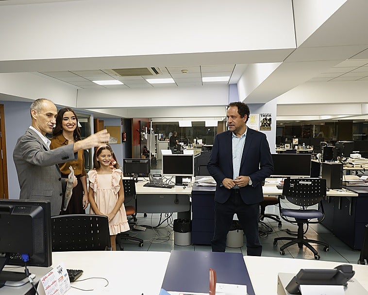 Carmen Prades y Marta Mercader, en la primera visita a LAS PROVINCIAS, escuchan al director, Jesús Trelis, con el jefe de Valencia, Arturo Checa.