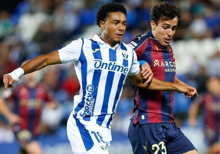 Manu Sánchez, el incansable del Levante que juega hasta los amistosos