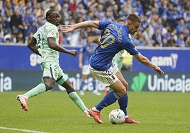 Etta Eyong y Dendoncker pelean por el balón.
