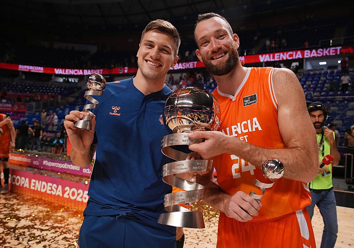 Nate Sestina, a la izquierda, con el trofeo de la Supercopa y Matt Costello en Málaga.