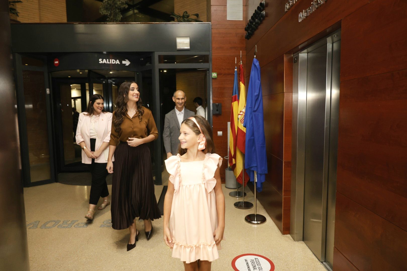 Las falleras mayores de Valencia visitan LAS PROVINCIAS