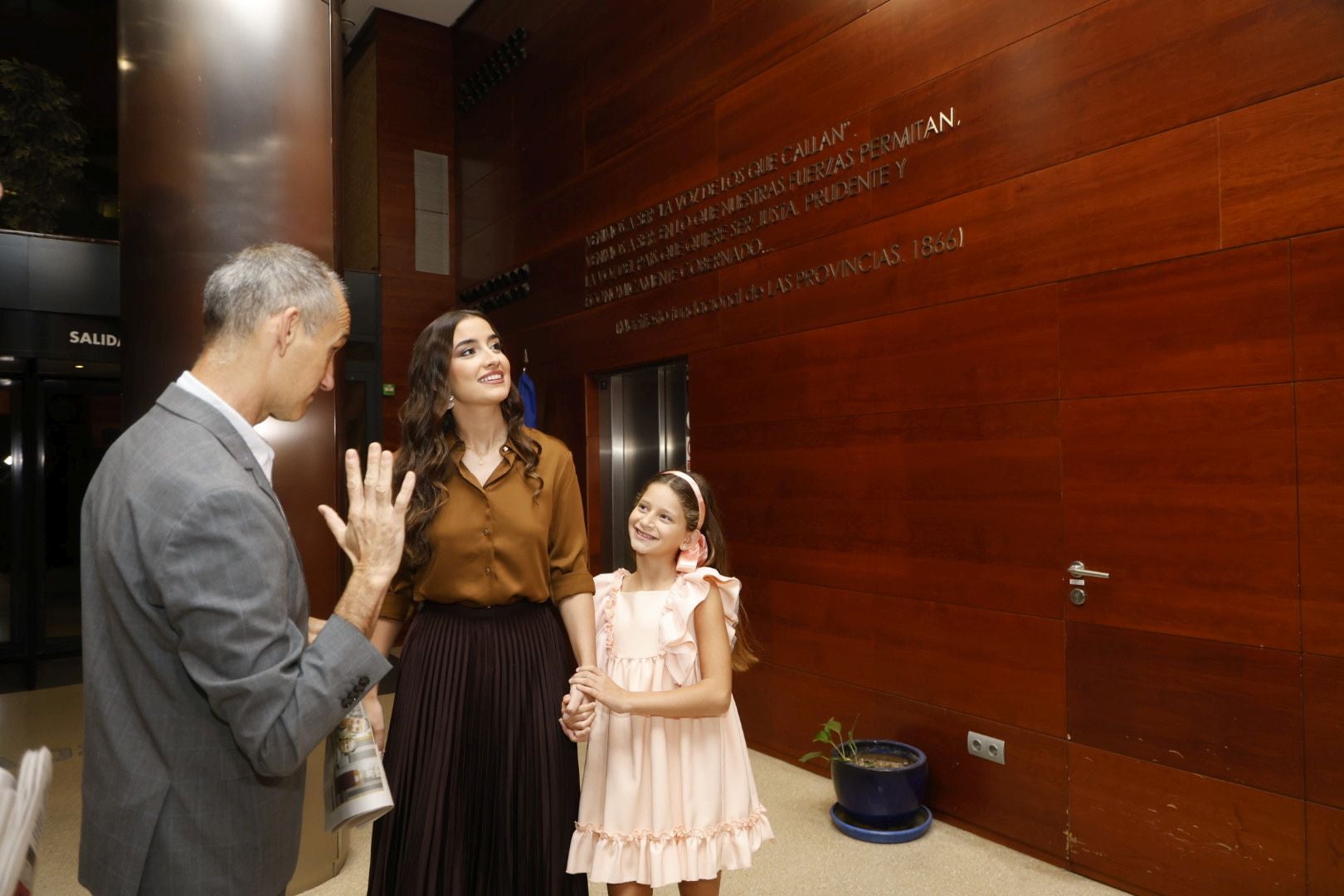 Las falleras mayores de Valencia visitan LAS PROVINCIAS