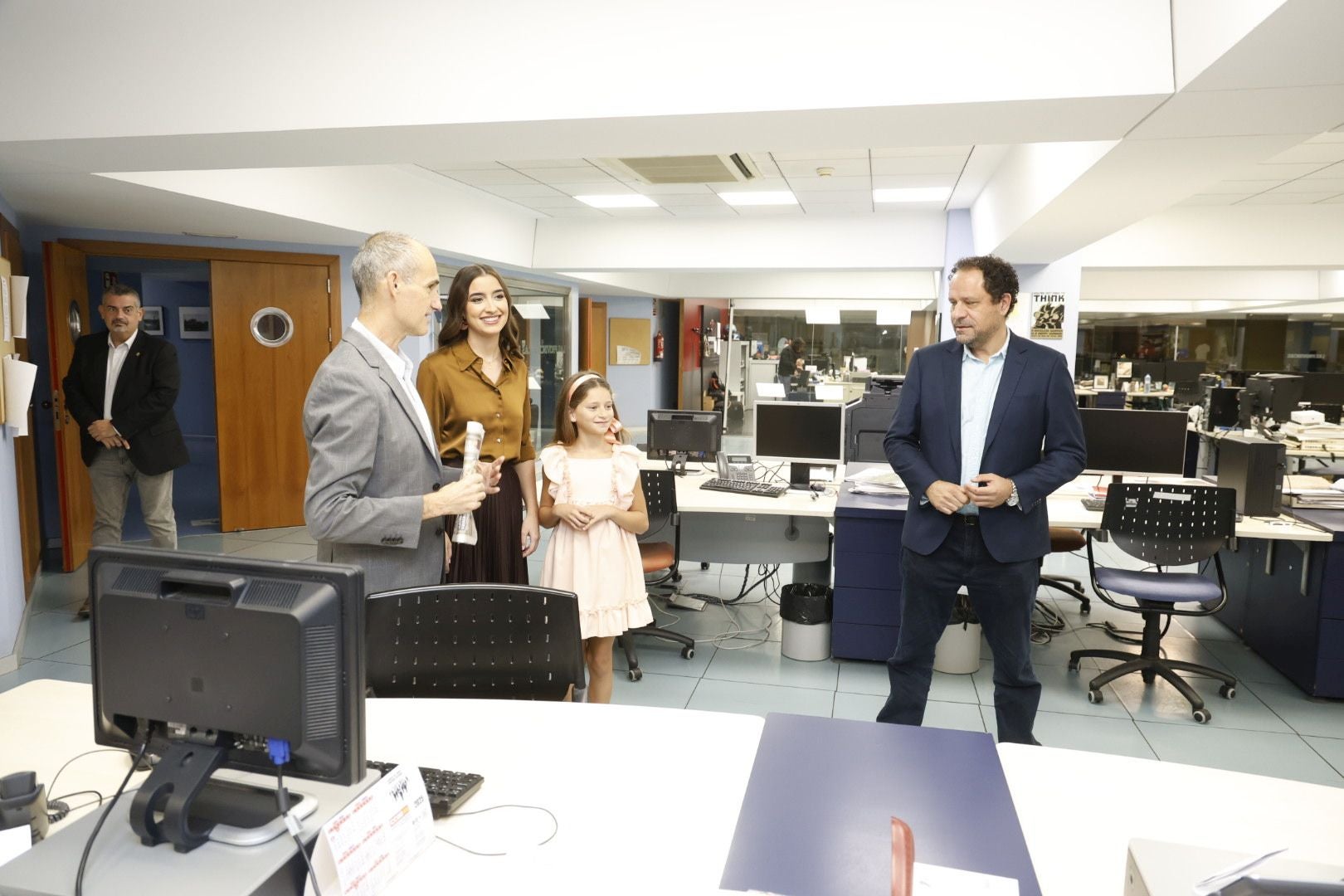 Las falleras mayores de Valencia visitan LAS PROVINCIAS