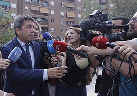 El president Mazón, rodeado de medios de comunicación.