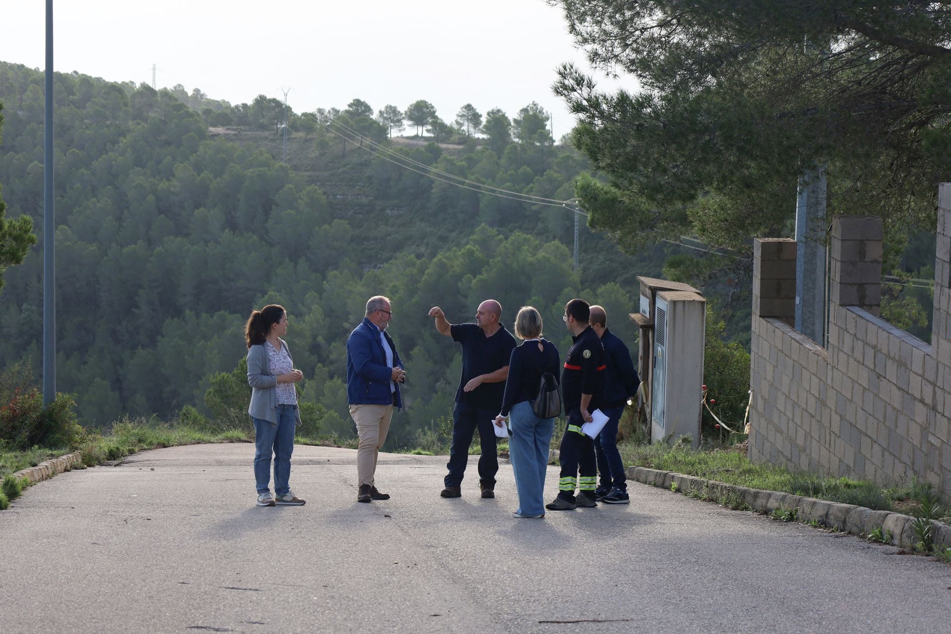 Un momento de la visita de Avelino Mascarell a la urbanización Cumbres de Valencia, en Moixent.