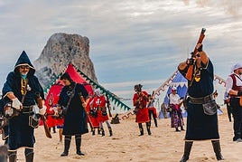Imagen de archivo del desembarco, con el peñón al fondo.