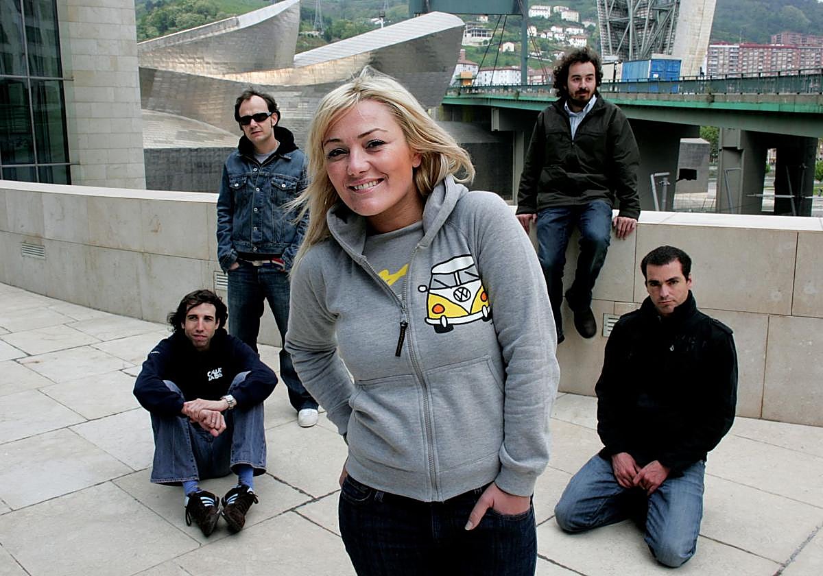 Amaia Montero junto al resto de integrantes de la banda.
