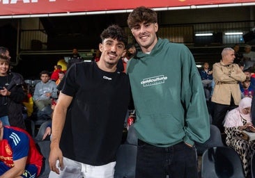 Javi Guerra y Diego López apoyan a sus excompañeros internacionales del Valencia desde la grada