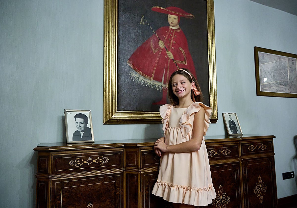 La fallera mayor infantil de Valencia 2026, Marta Mercader Roig, posa en una de las salas más emblemáticas de LAS PROVINCIAS.