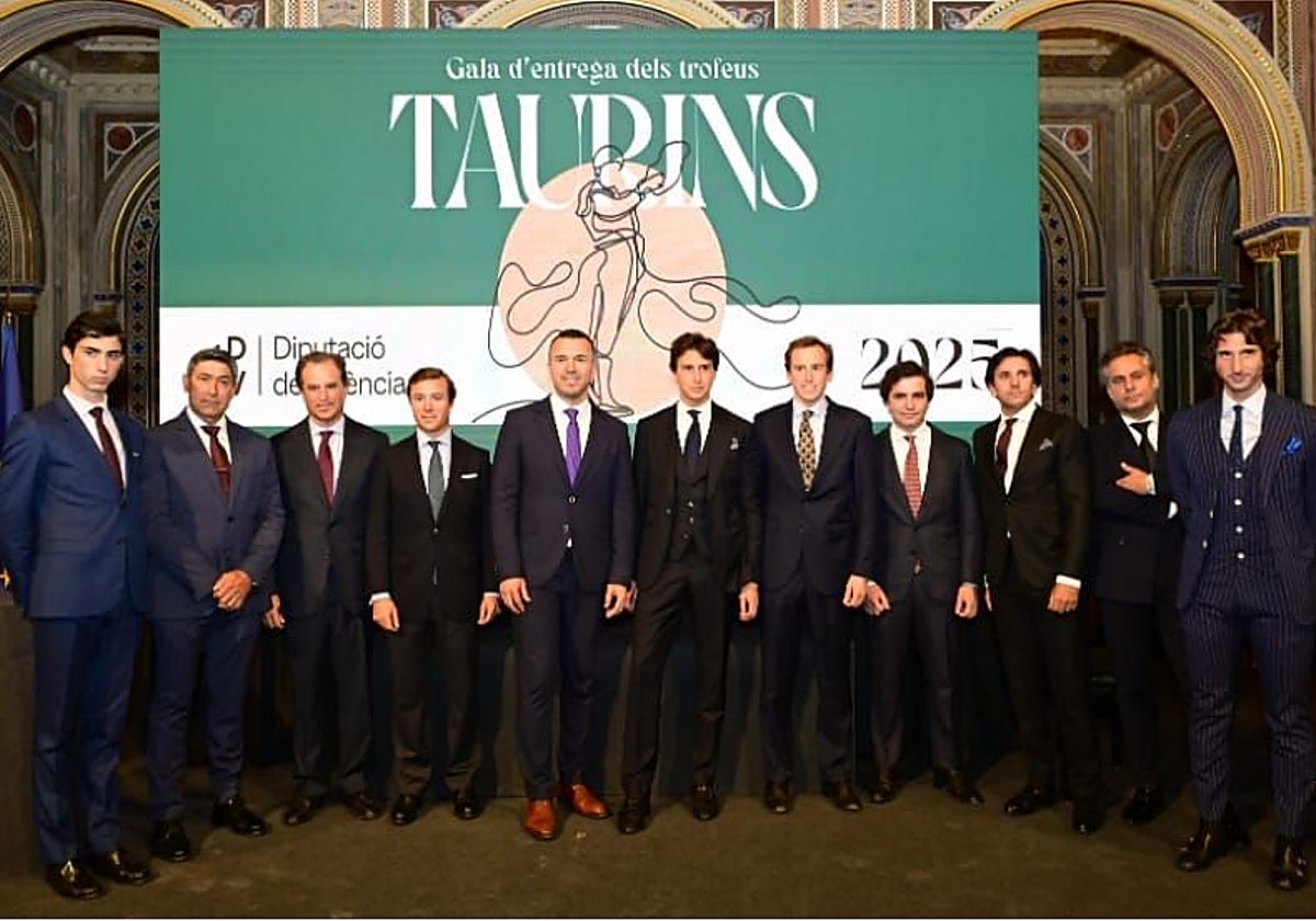 Los premiados, con Mompó en el centro.