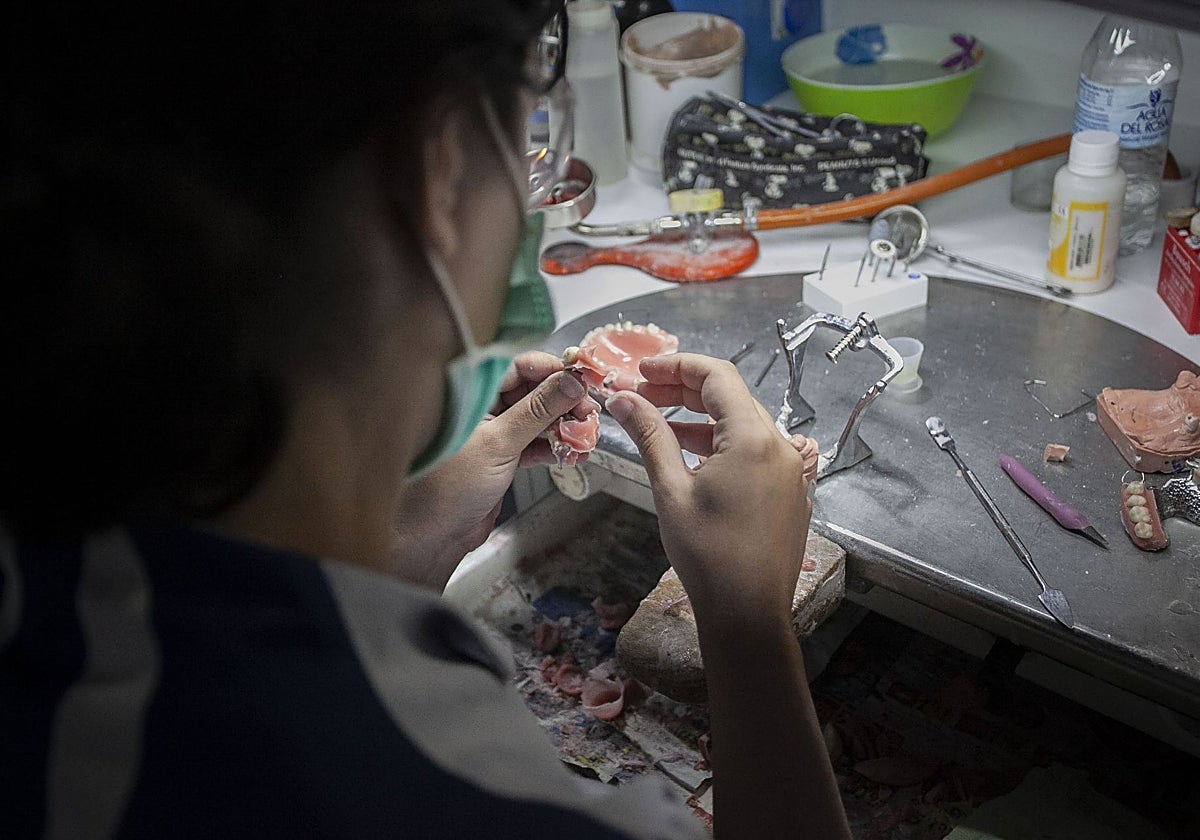 Una experta ultima una prótesis, en una imagen de archivo.