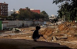 Una persona, en el barranco de Chiva, poco después de la dana.