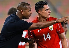 Patrick Kluivert, dando instrucciones a un jugador de Indonesia.