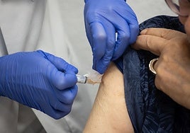 Una señora se vacuna contra el virus del Covid-19.