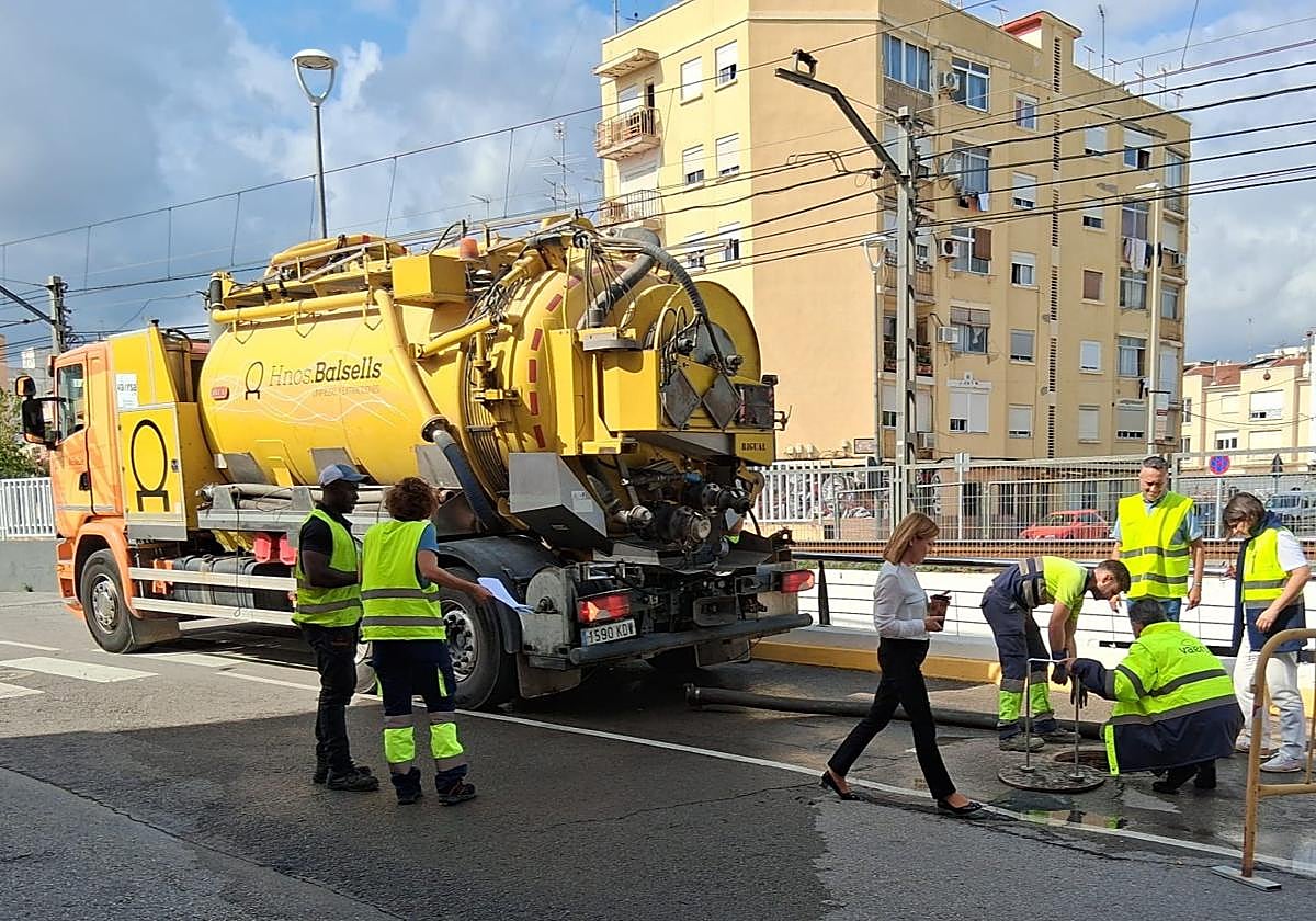 Trabajos junto a las vías en Carlet.