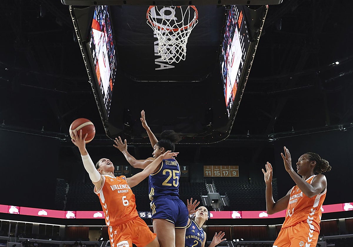 Buenavida se interna hacia la canasta.