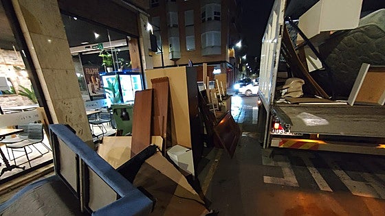 Xirivella se enfrenta al abandono de muebles en la calle: Ocho toneladas recogidas en un día