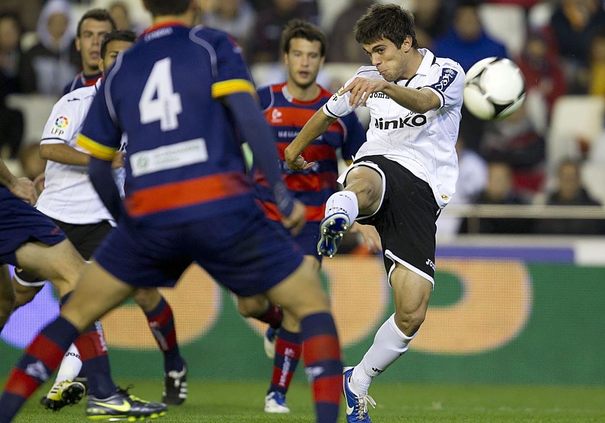 Salva Ruiz, en su etapa con el Valencia, durante un encuentro contra el Llagostera de Copa del Rey.