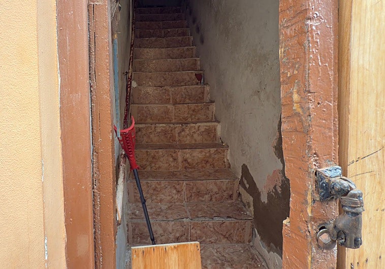 Un vecino de Benetússer de 45 años fallece tras caer por estas escaleras.