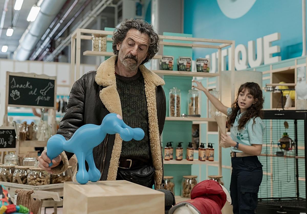 Antón (Luis Zahera) y Uxía (Lucía Caraballo), en una escena de 'Animal'.