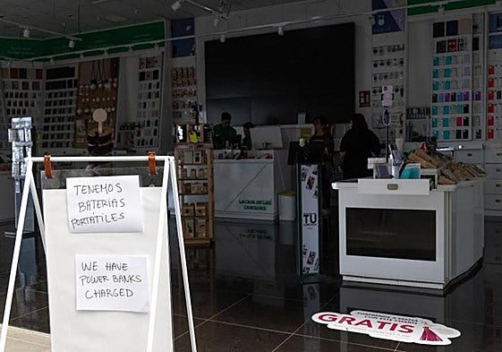 Una tienda el día del apagón general.