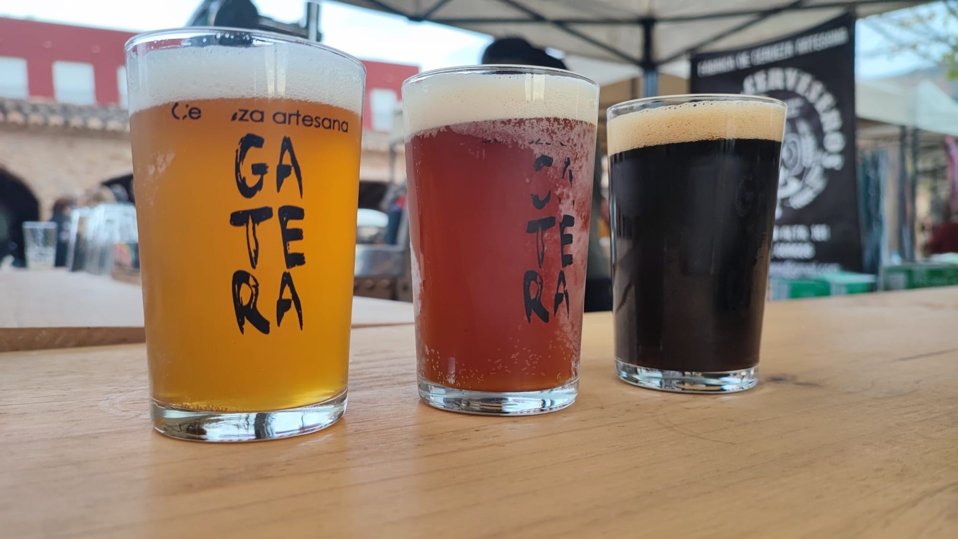 Imagen principal - Cervezas, sus preparación y la miel del Montgó.