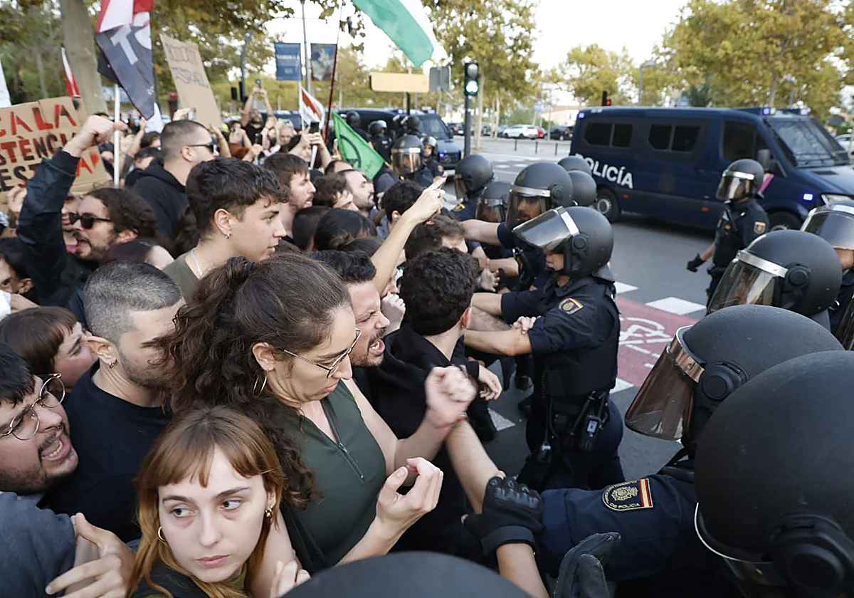 Momento de las protestas en el Roig Arena.
