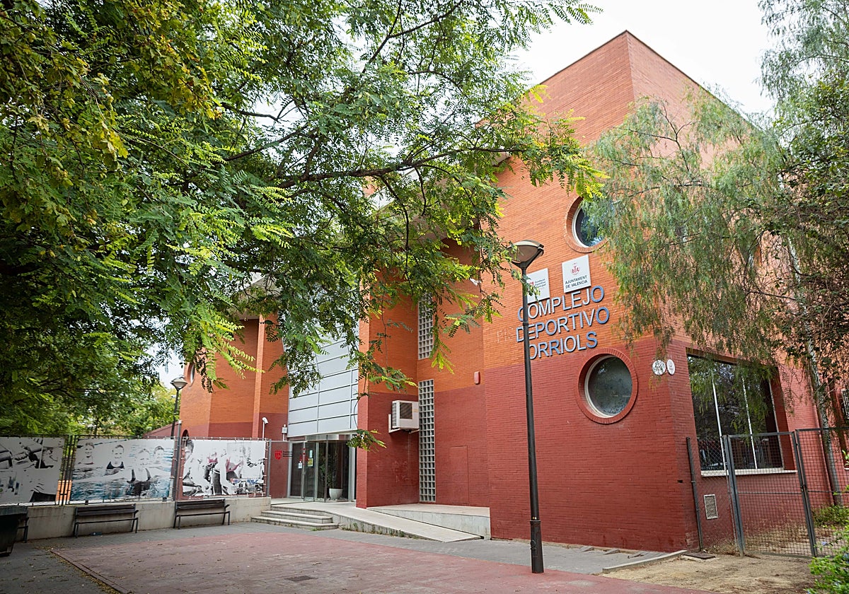 Vecinos de Benimaclet y Orriols recogen firmas contra el cierre de la piscina de Orriols.