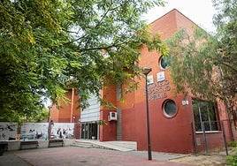 Vecinos de Benimaclet y Orriols recogen firmas contra el cierre de la piscina de Orriols.