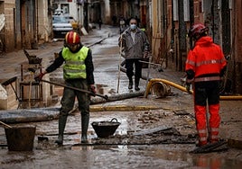 Bomberos y miembros de la UME durante los trabajos en el alcantarillado de Paiporta afectado por la dana.