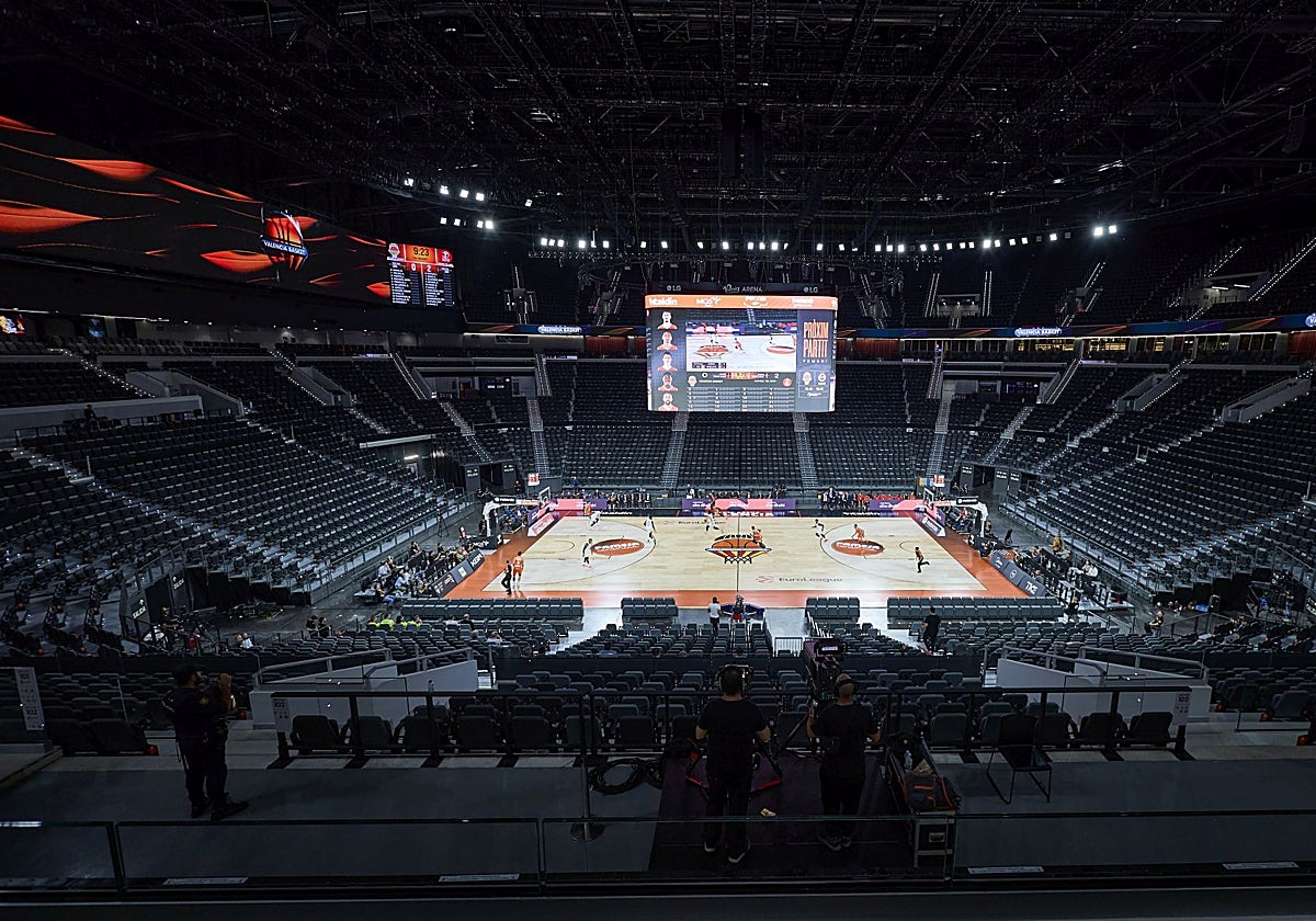 Aspecto desolador del Roig Arena, sin público durante el partido entre el Valencia Basket y el Hapoel Tel Aviv.