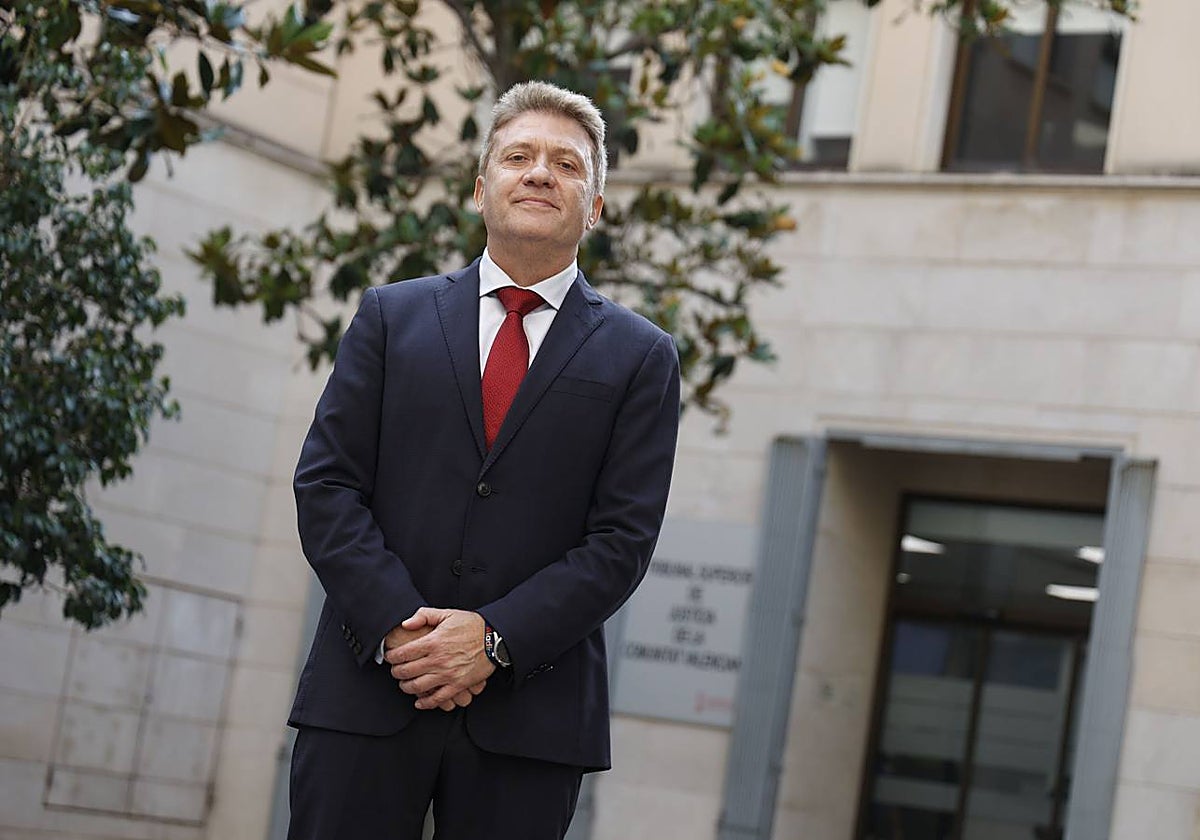 El presidente del TSJ, Manuel Baeza, a las puertas de la sede provisional del alto tribunal valenciano, justo al lado de Les Corts.