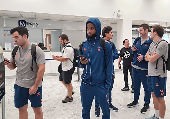 Jean Montero, en primer plano, a la llegada del Valencia Basket al aeropuerto de Niza.