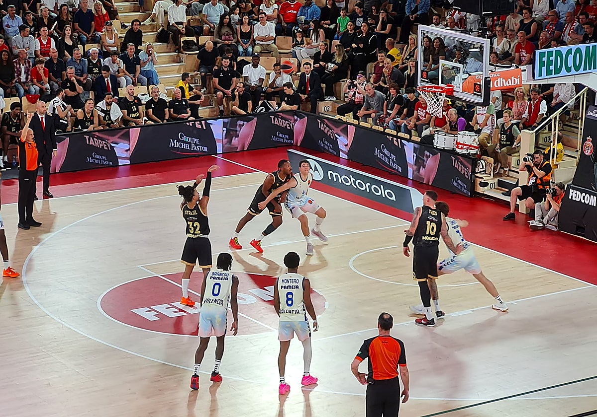 Strazel lanza un tiro libre.