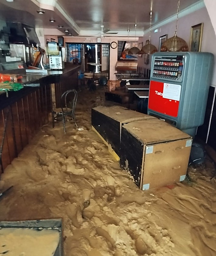 Imagen secundaria 2 - Santi y Eli, en su negocio, que han recuperado tal y como estaba. El agua alcanzó el 1,70 metros y dejó un paisaje lleno de barro y desolación.