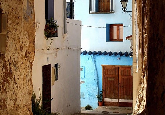 Imagen de una de las casas azules del recorrido.