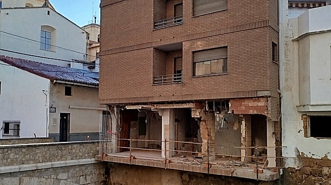 Imagen antes - Vivienda junto al puente viejo con el mismo daño.