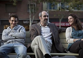 Miguel Herrán y Luis Tosar en una escena de la película 'A cambio de nada'.