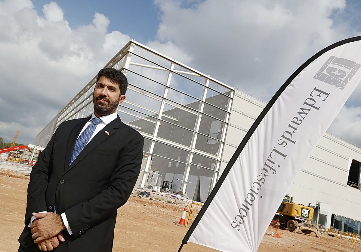 Víctor Palma, frente a la planta de Edwards en Moncada.