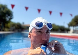 Isaac López, durante un entrenamiento de natación.